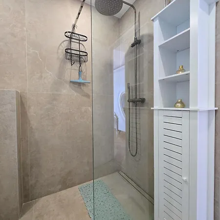 Hébergement de vacances 4 Guests Front Of The Sea Antibes