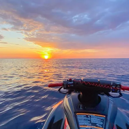 4 Guests Front Of The Sea *