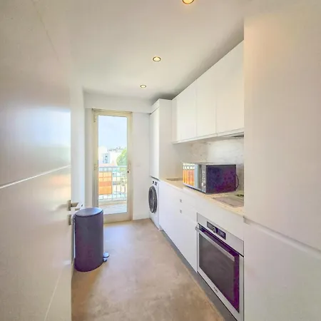 4 Guests Front Of The Sea *