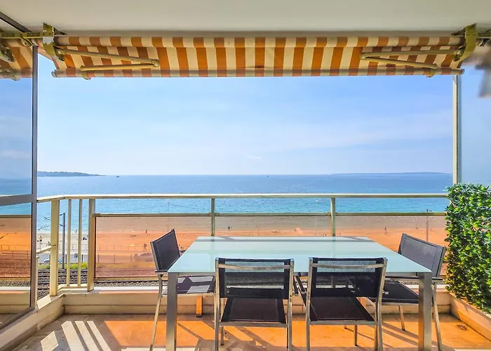 4 Guests Front Of The Sea Αντίμπ